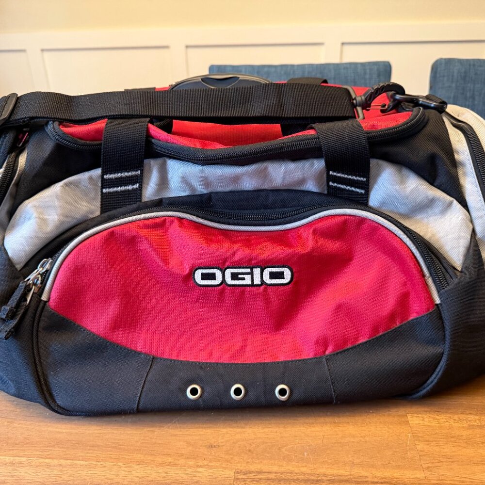 Ogio Street Series Duffle Bag  Vintage 22" X 10" X 10"  Red and Black Sports Bag